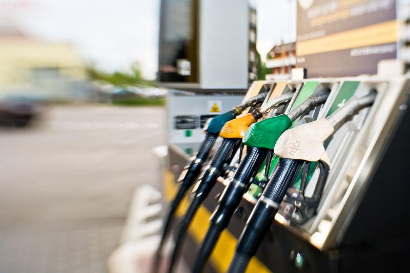 加油站整齐码放的燃油泵