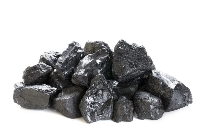 白色背景下的黑色石炭