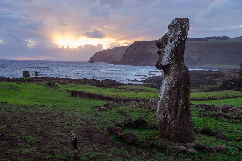 帕斯卡岛上的黎明时的雕像