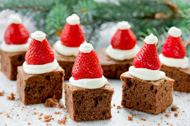 巧克力蛋糕上的草莓圣诞帽