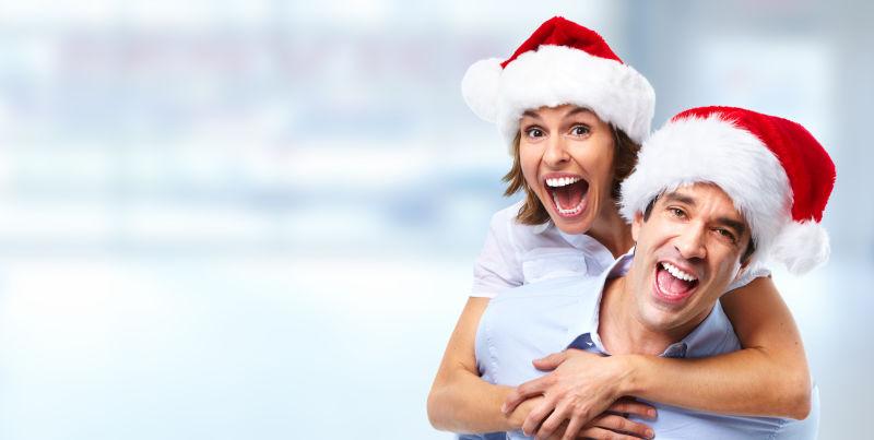 冬季背景下的快乐夫妇欢度圣诞节