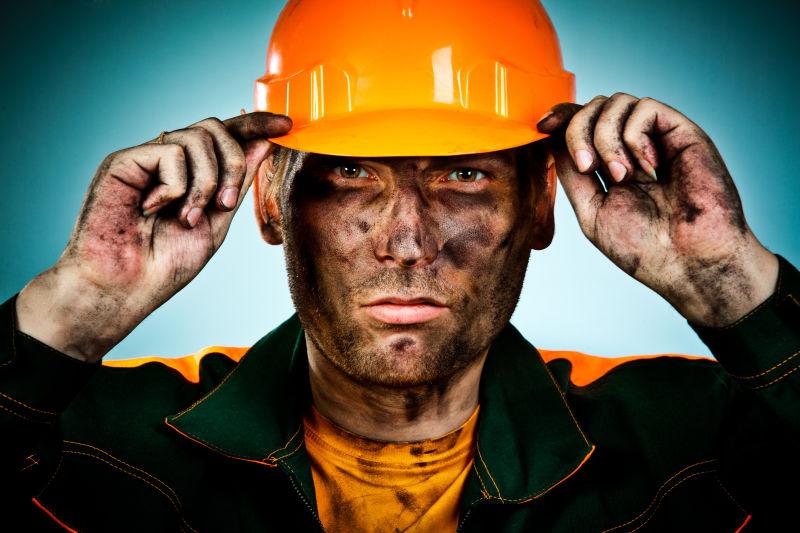 浑身黑漆漆的矿工