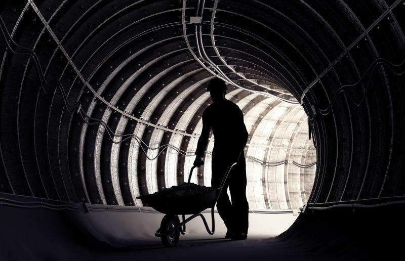 正在推车的矿工