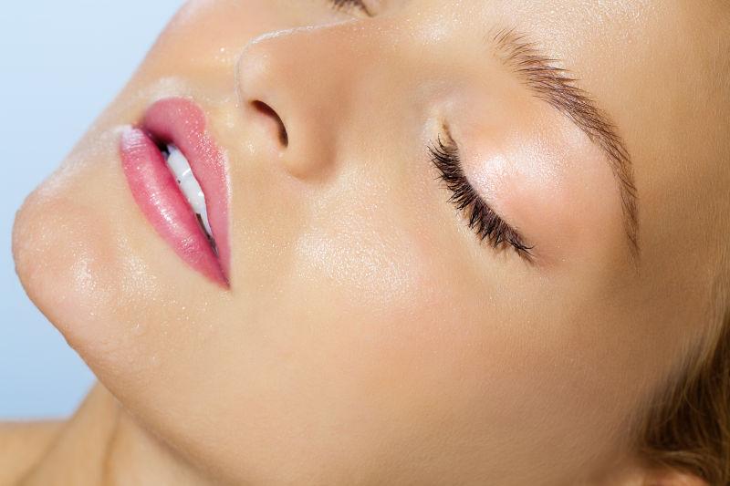 化着妆的年轻美女脸部特写