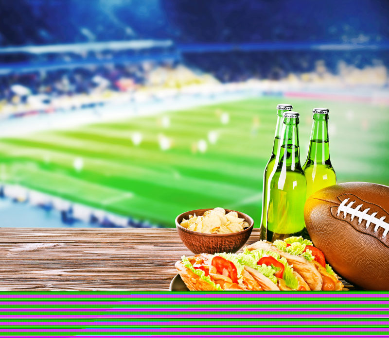 足球场背景下的休闲食品和橄榄球