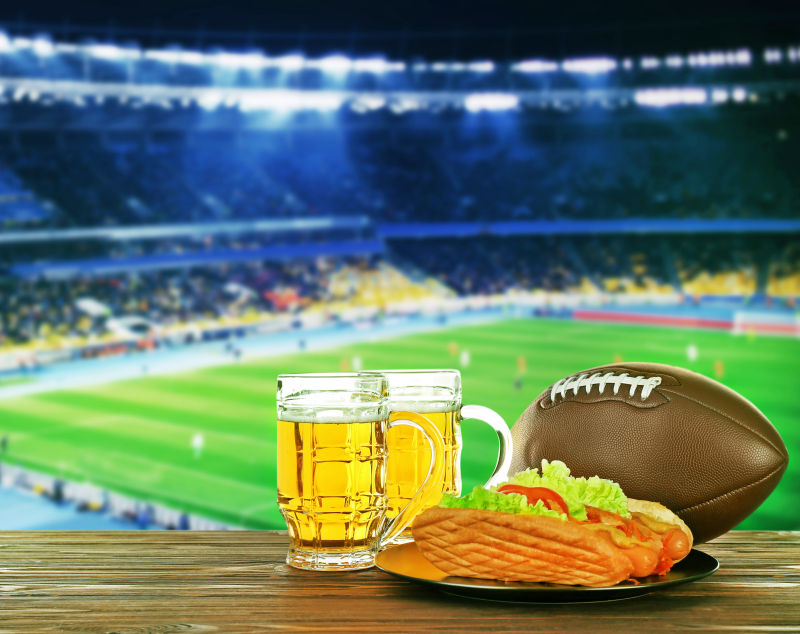 足球场背景下的食品和橄榄球