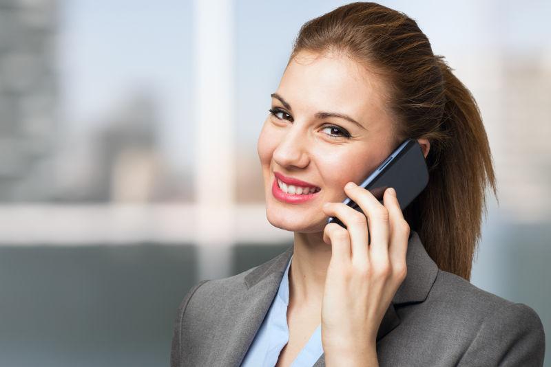 女商人微笑煲电话粥