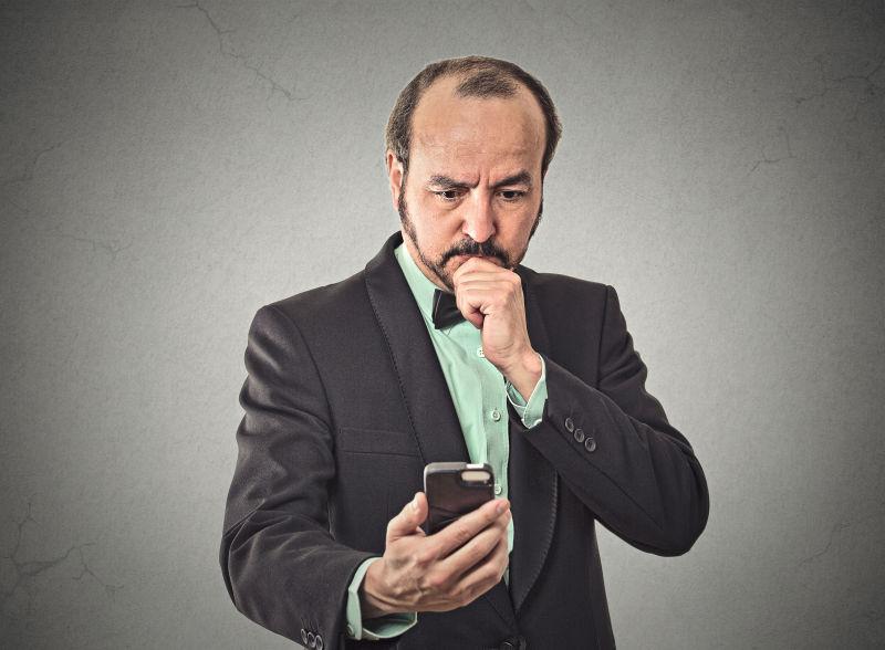 迷茫的商户看智能手机回想