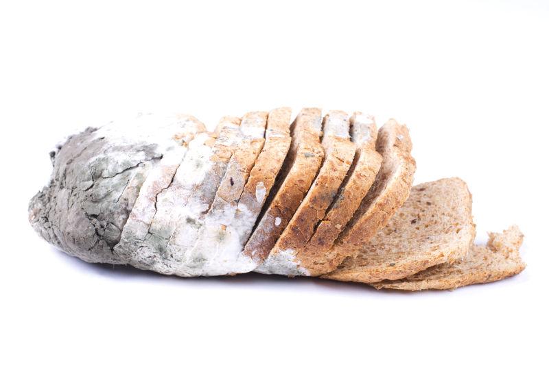 白色背景下长满白色美军的切片面包