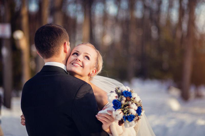 在树林里的甜蜜的恋人