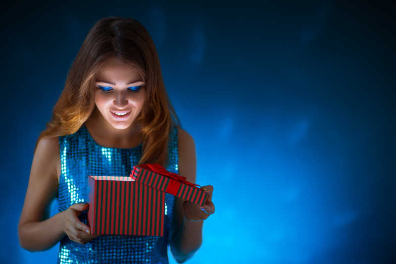 美女在拆她的粉色圣诞礼物