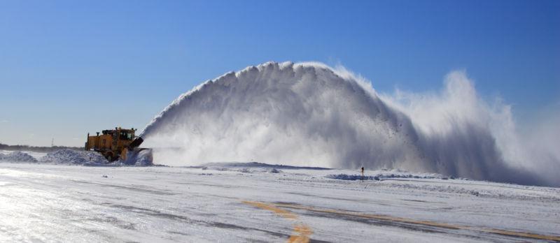 拖拉机正在机场除雪