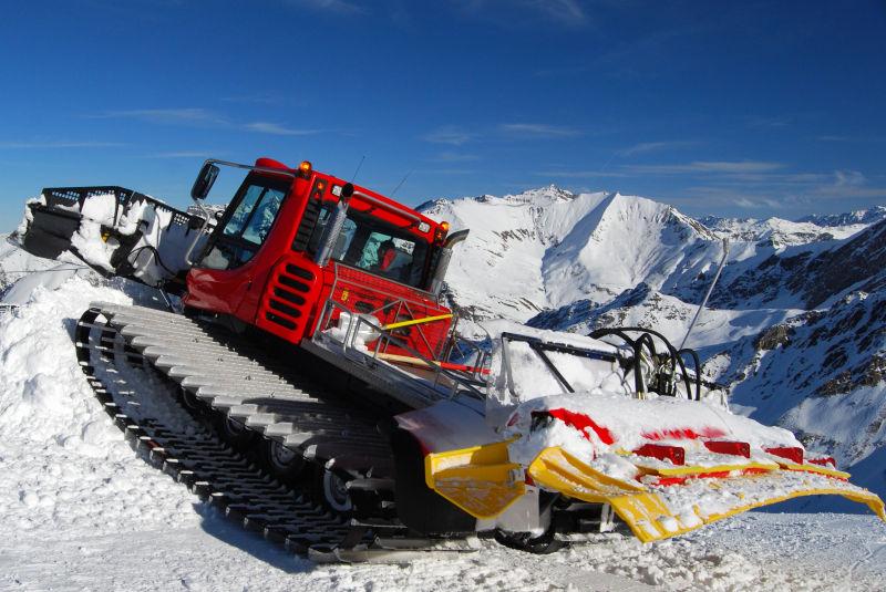 斜坡上的红色雪犁