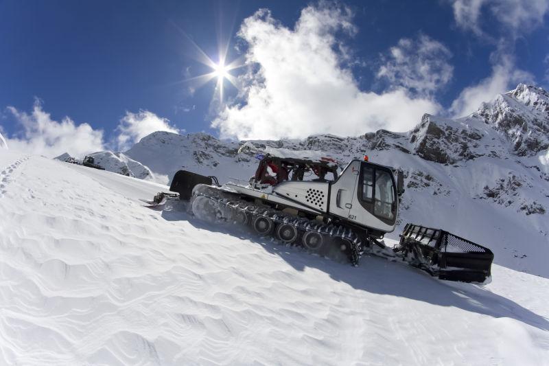 雪地履带车图片 雪山上的雪地履带车素材 高清图片 摄影照片 寻图免费打包下载