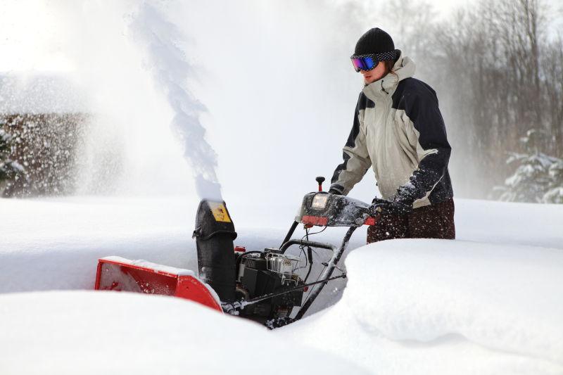 一个使用吹雪机的人图片 男子使用吹雪机在户外清理积雪素材 高清图片 摄影照片 寻图免费打包下载