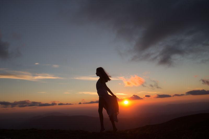 性感的美女在海边看日落