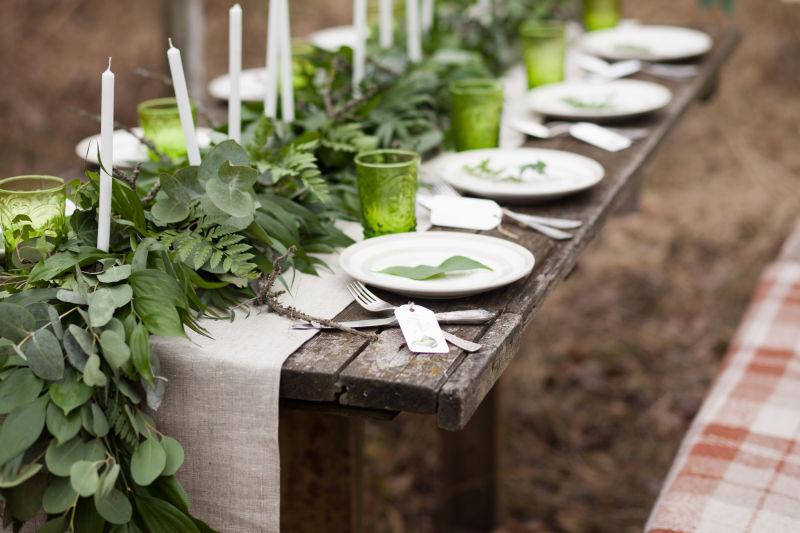 蜡烛桉树装饰的餐桌