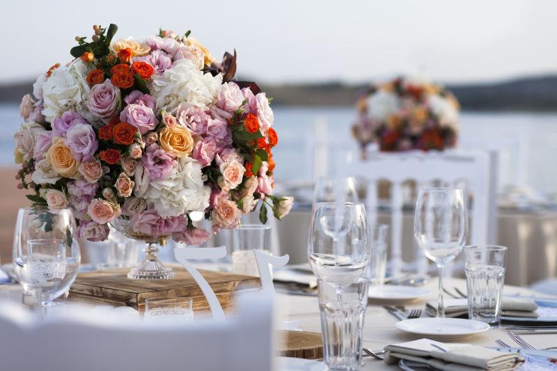 美丽的鲜花婚礼餐桌装饰