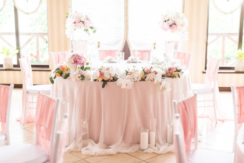 婚礼餐桌粉色主题装饰