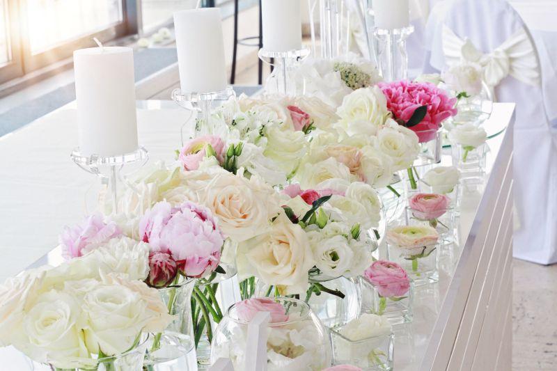 婚礼餐桌鲜花蜡烛装饰
