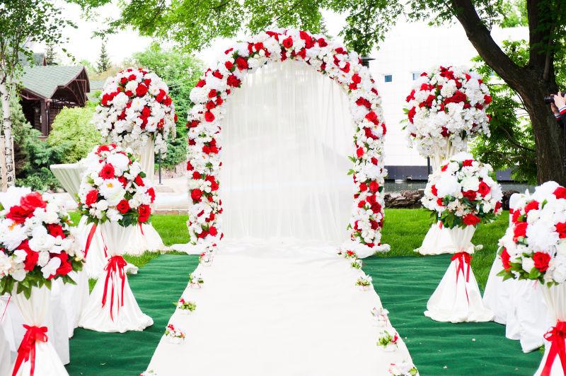 豪华的户外婚礼鲜花装饰