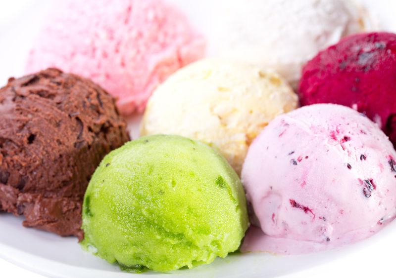 白色背景上的不同口味的冰激凌球