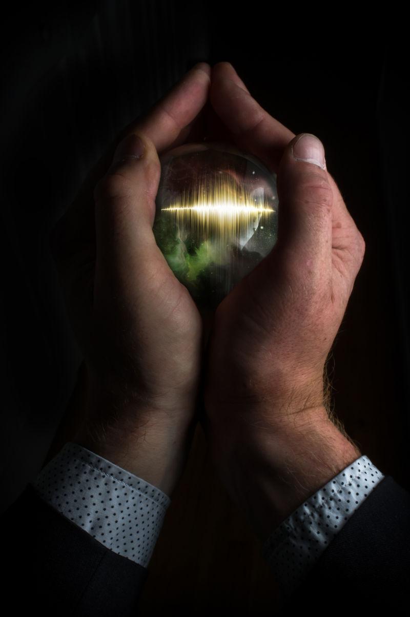 手捧水晶球声波背景