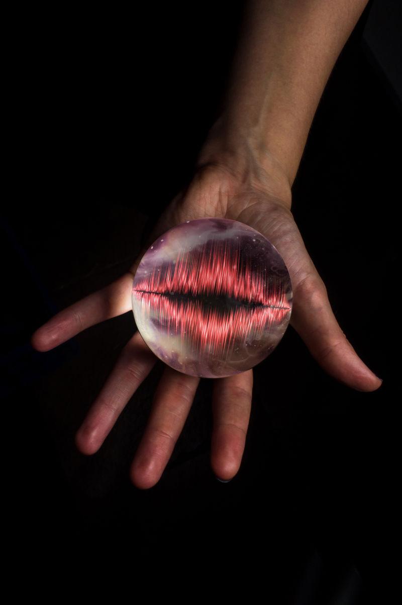 手心中的声波水晶球