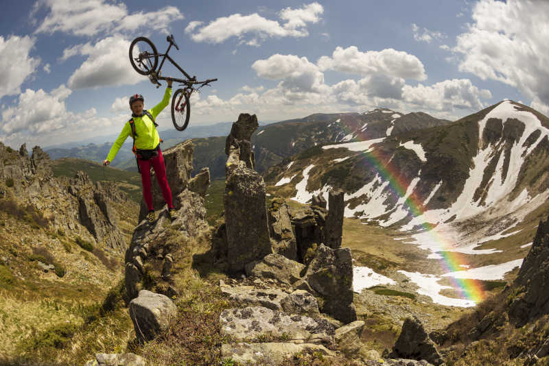 乌克兰矿柱岩上的极限运动员