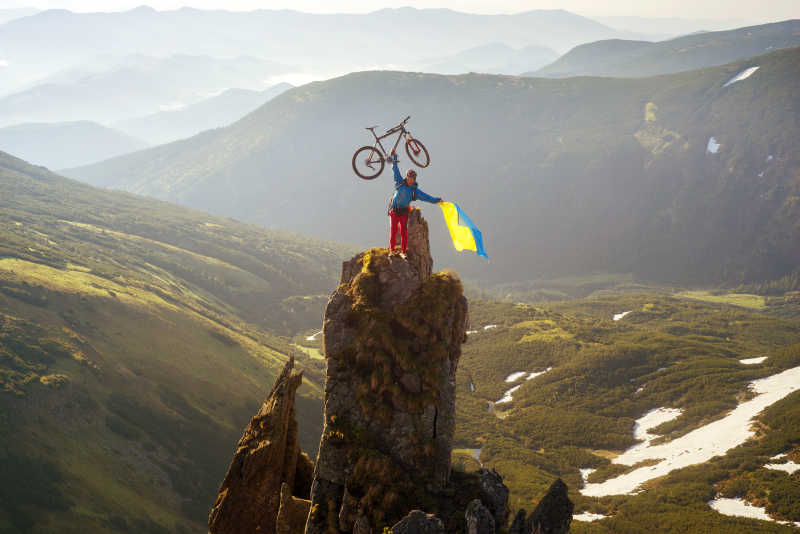 黑山山脉上的极限自行车运动员