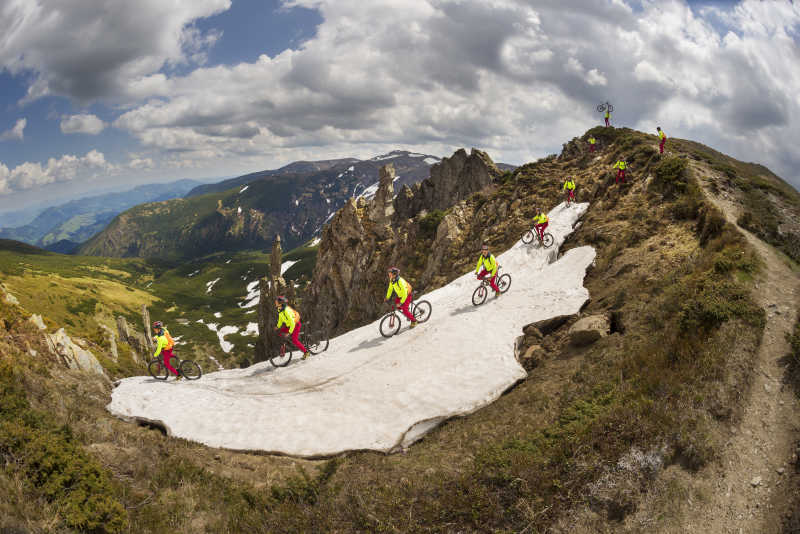 黑山山脉上的极限自行车队