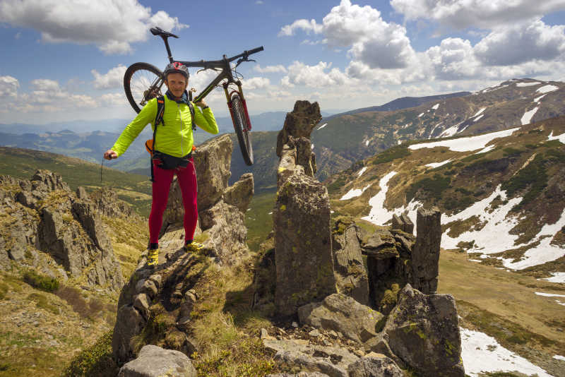 乌克兰山峰上的极限自行车运动员