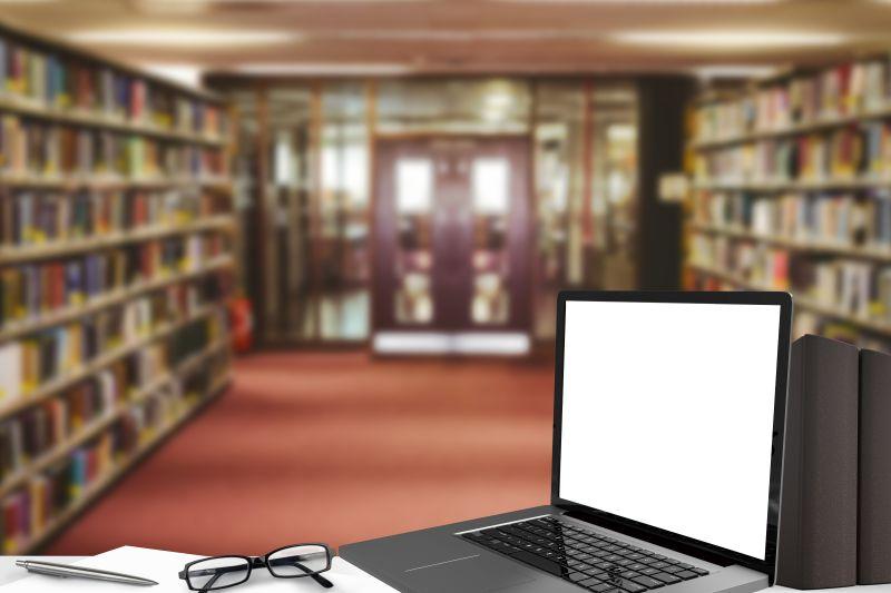 图书馆里的笔记本电脑