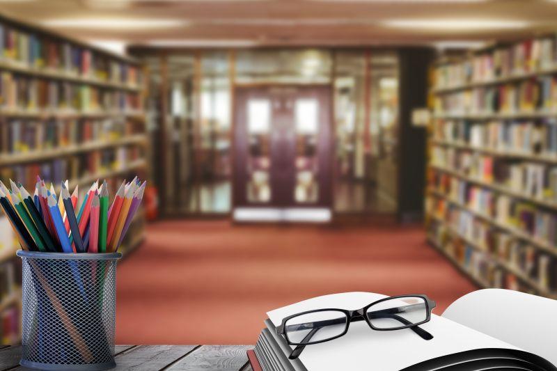 图书馆里的书桌上的学生用品