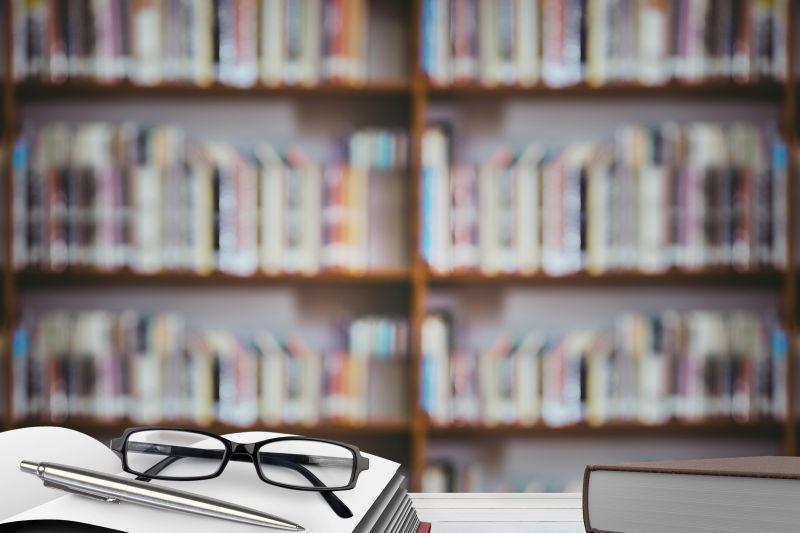 图书馆里的书和眼镜