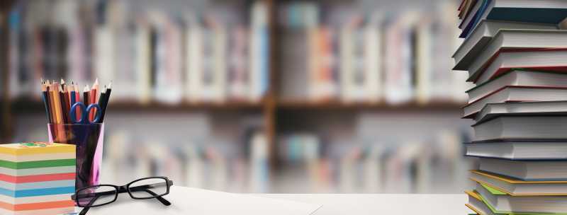 学生课桌上的学习用品