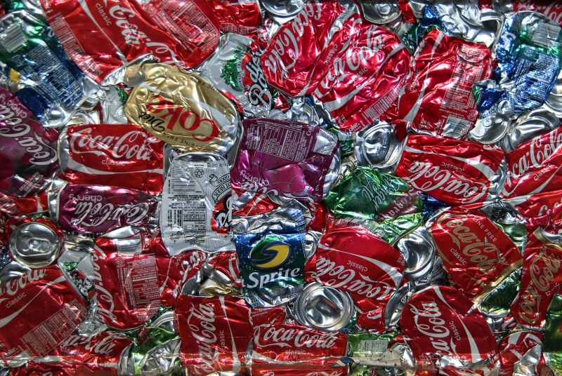 废墟场的一堆饮料易拉罐