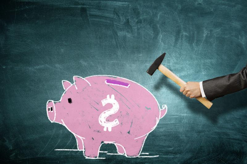 商人用锤子砸小猪存钱罐