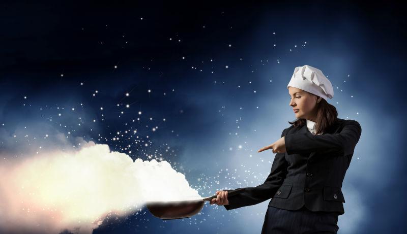 带厨师帽的女商人拿着平底锅