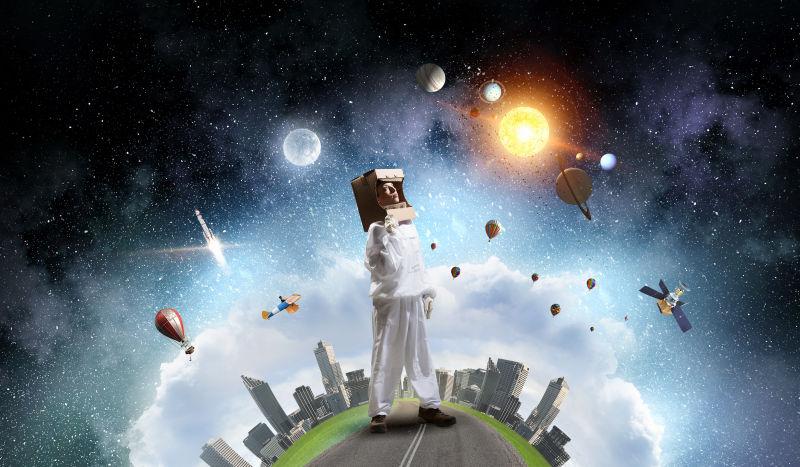 戴头盔和太空服的迷人年轻女子梦想探索太空