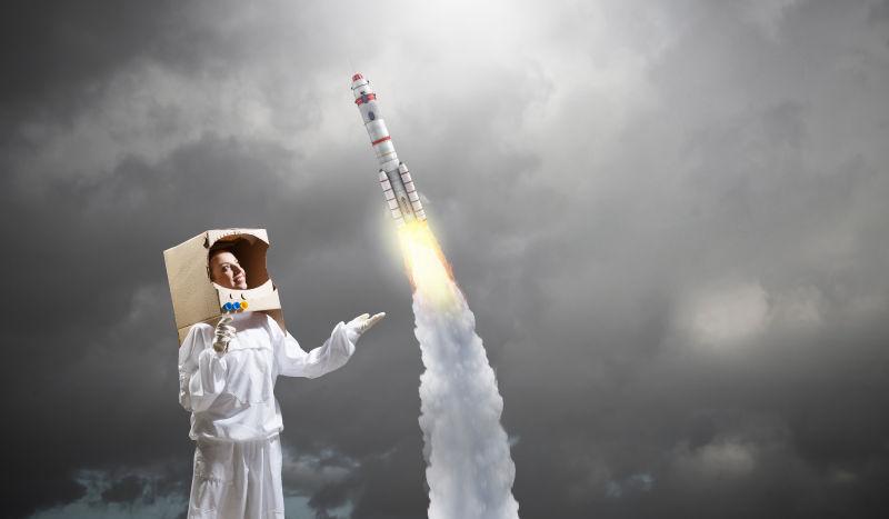 迷人的女宇航员头戴纸箱