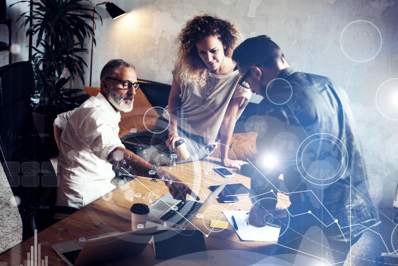 几个商人讨论数字屏幕的概念