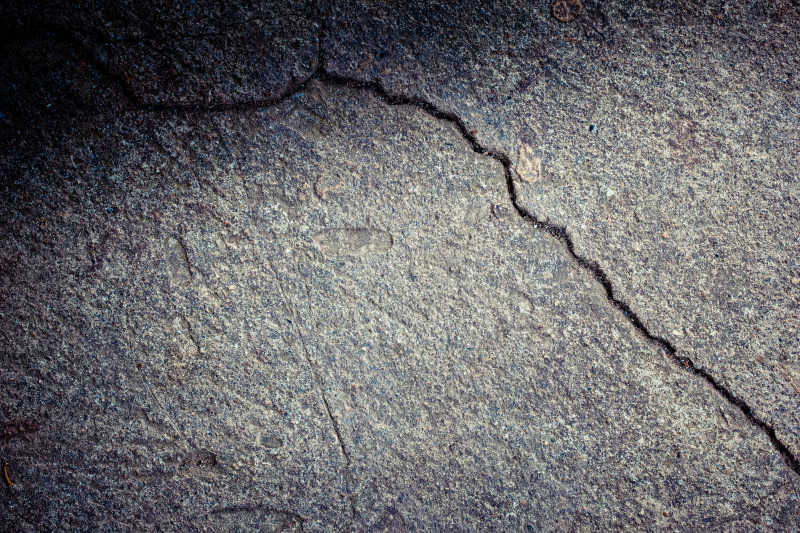 混凝土墙壁上裂开了一道口