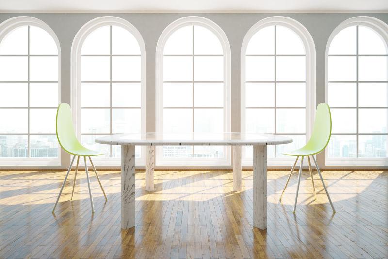 两把椅子的会议室