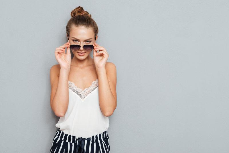 自信的墨镜美人