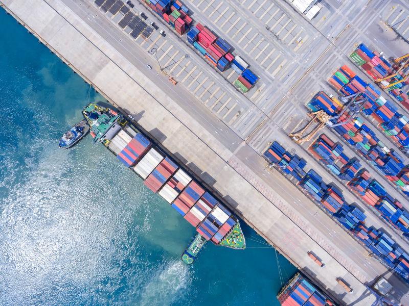 停靠在港口的进出口集装箱船