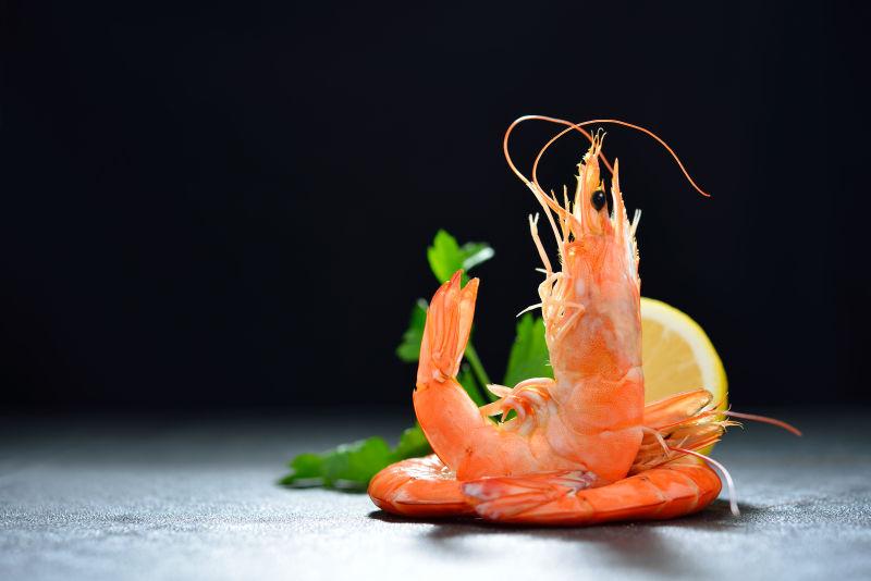 黑虾背景上的调味虾