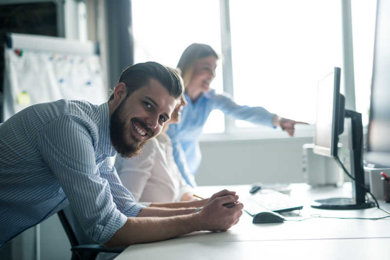 办公室里的三个员工