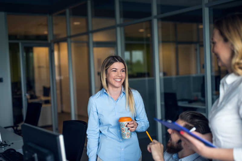 镜头下美丽的女人的笑容