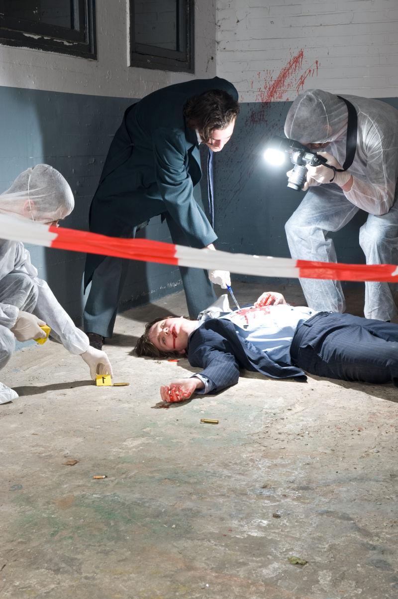 警察在检查受害者的尸体